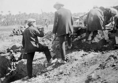 Photograph of Flinders Petrie on site of BSAE excavations at Memphis around 1909. (Petrie Museum of Egyptian Archaeology, UCL, archives)